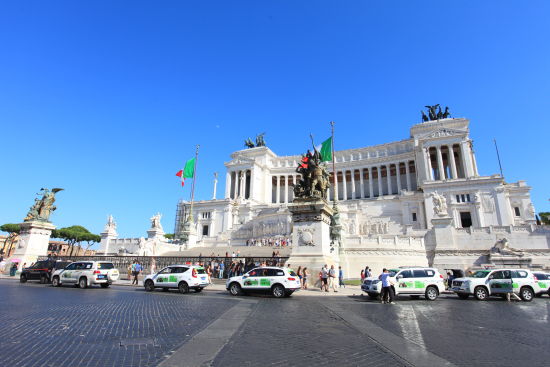 “成都造”SUV亮相罗马威尼斯广场