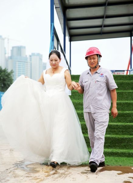 成都地铁建设者工地拍跨年代婚纱-中国新闻网