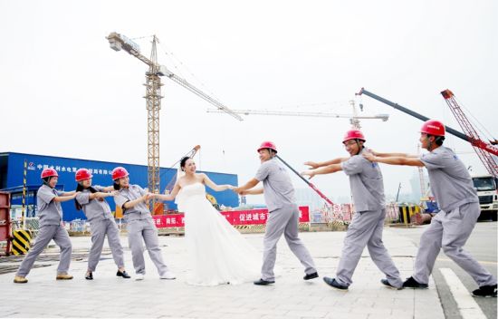 成都地铁建设者工地拍跨年代婚纱-中国新闻网