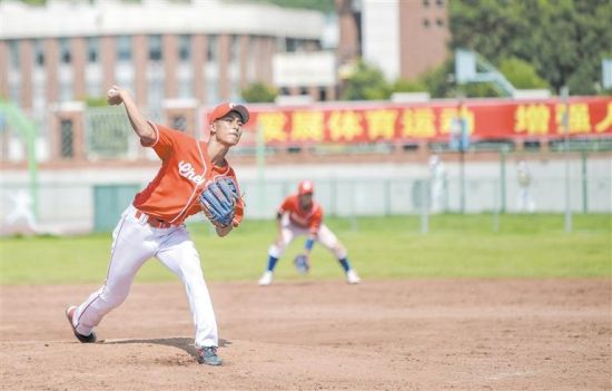 成都棒球队为成都代表队夺得本届省运会上的第一块集体球类项目金牌