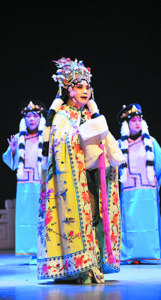 成都市国韵京剧研习社的演员带来经典京剧唱段