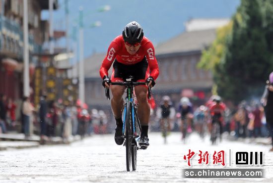 往届环泸沽湖国际自行车公开赛赛事现场。王磊 摄