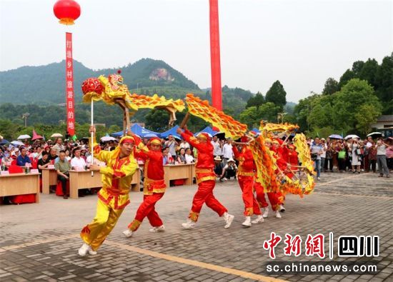 双龙桥村民经常举行俗表演。曾明辉 摄