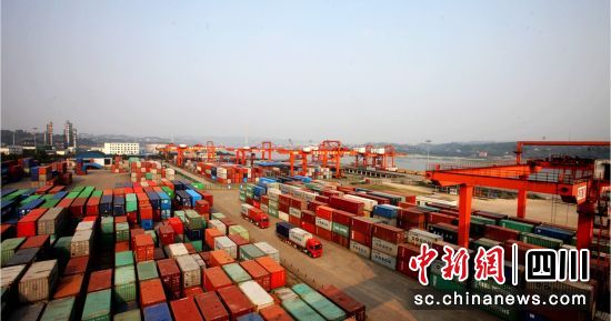 图为四川省泸州港集装箱堆场。