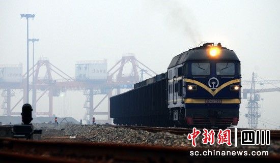 图为四川省泸州市铁水联运。