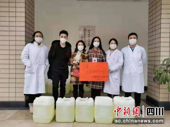 成都青龍化工捐贈給紅十字協會的次氯酸鈉消毒液。