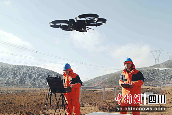 2014年12月，无人机首巡凉山地区覆冰输电线路， 保电网安全，这也是电网巡检模式由人力到人机协同的转变。王志奇 摄