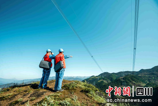 国网四川省电力检修公司对盘踞大凉山的±800千伏锦苏线进行巡视。廖望 摄