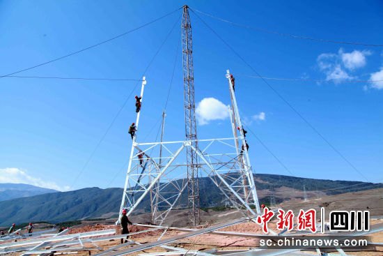 锦苏线抗冰改造全面铁塔组立阶段，30余名施工人员正在进行锦苏线抗冰改造新建76铁塔的组立工作。李云 摄
