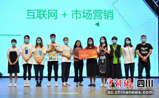 洪雅县商务和康养产业发展局局长杨洪琴为视频制作第一名的学员小组颁奖。主办方供图