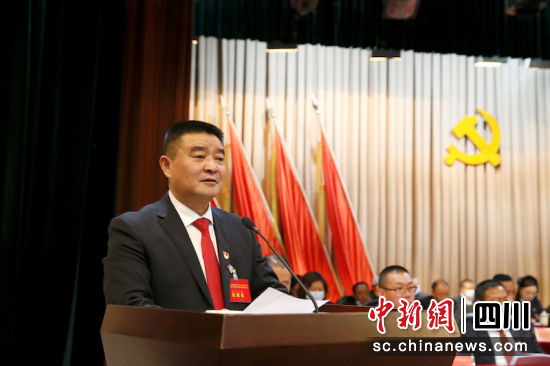 马小宁代表中国共产党第十三届委员会向大会作报告。冕宁宣传部 供图