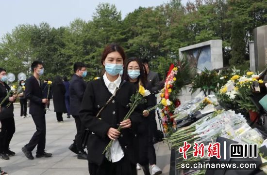 向革命先烈敬献鲜花。中国十九冶供图