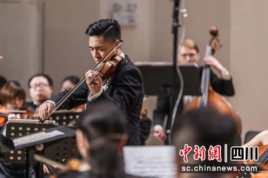 中国知名小提琴家、四川音乐学院特聘教授王微致在演奏。