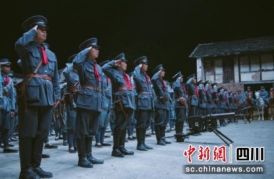 《地火》剧照，剧组正在威远县静宁寺拍摄，群演中很多是威远人。威远县委宣传部供图