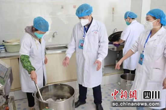 医院准备熬制中药“大锅汤”。四川省中医药管理局供图