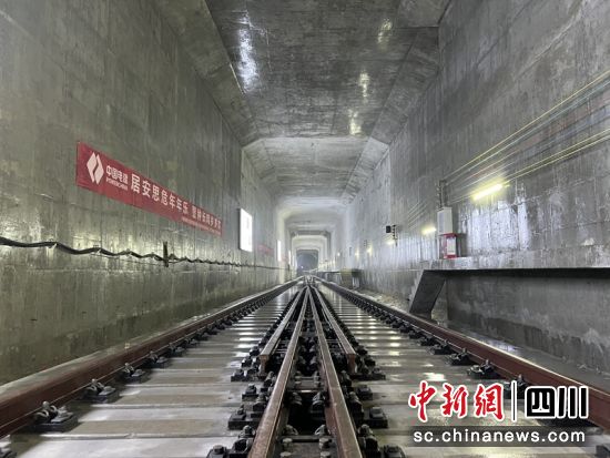  已完成铺轨的成都轨道交通19号线二期工程隧道段。成都轨道集团供图