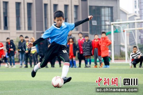  孩子们足球场训练。广安市委宣传部供图