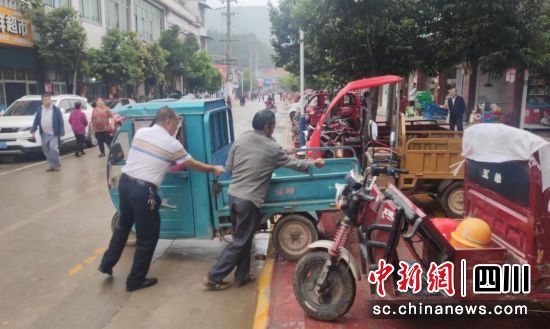 引导群众规范停车。 梓潼县委宣传部供图