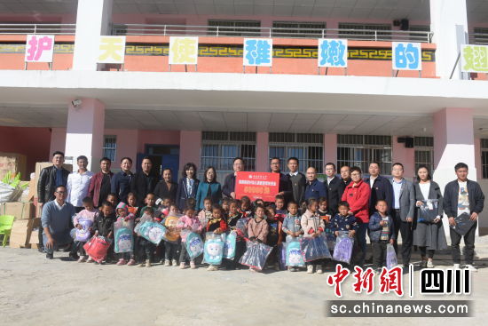  西南医科大学为格吾村孩子送来书包文具。西南医科大学供图