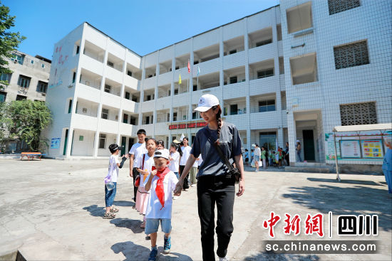 志愿者们前往佛星小学接学生们。（香港置地（成都）公司供图）