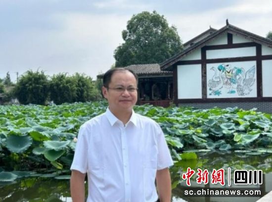  中共绵竹市委书记王宏接受记者专访。张华洋摄