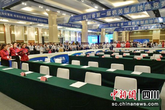 评委对参赛选手的会场服务环节进行现场打分。中新网记者刘忠俊摄