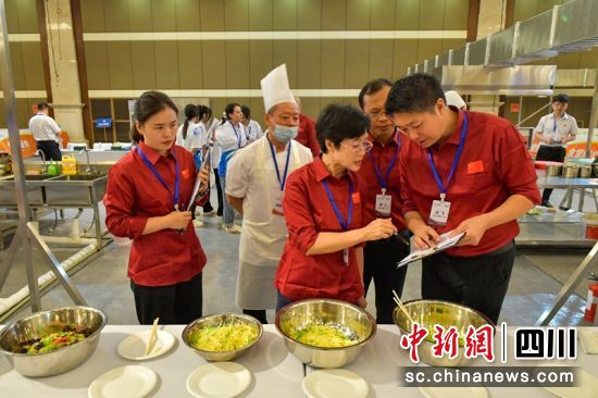 机关食堂服务竞赛现场评委们对参赛选手制作的菜品打分。中新网记者刘忠俊摄