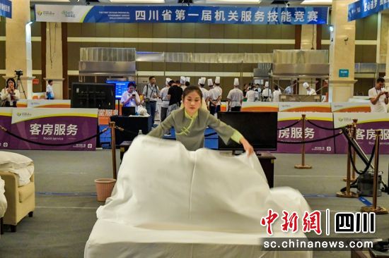 参赛选手正在进行客房服务比赛。中新网记者刘忠俊摄