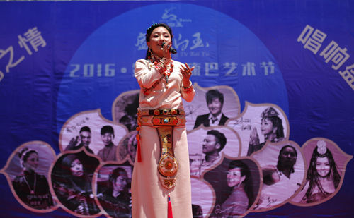 藏族歌手拥金措正在演唱歌曲《世纪情白玉梦